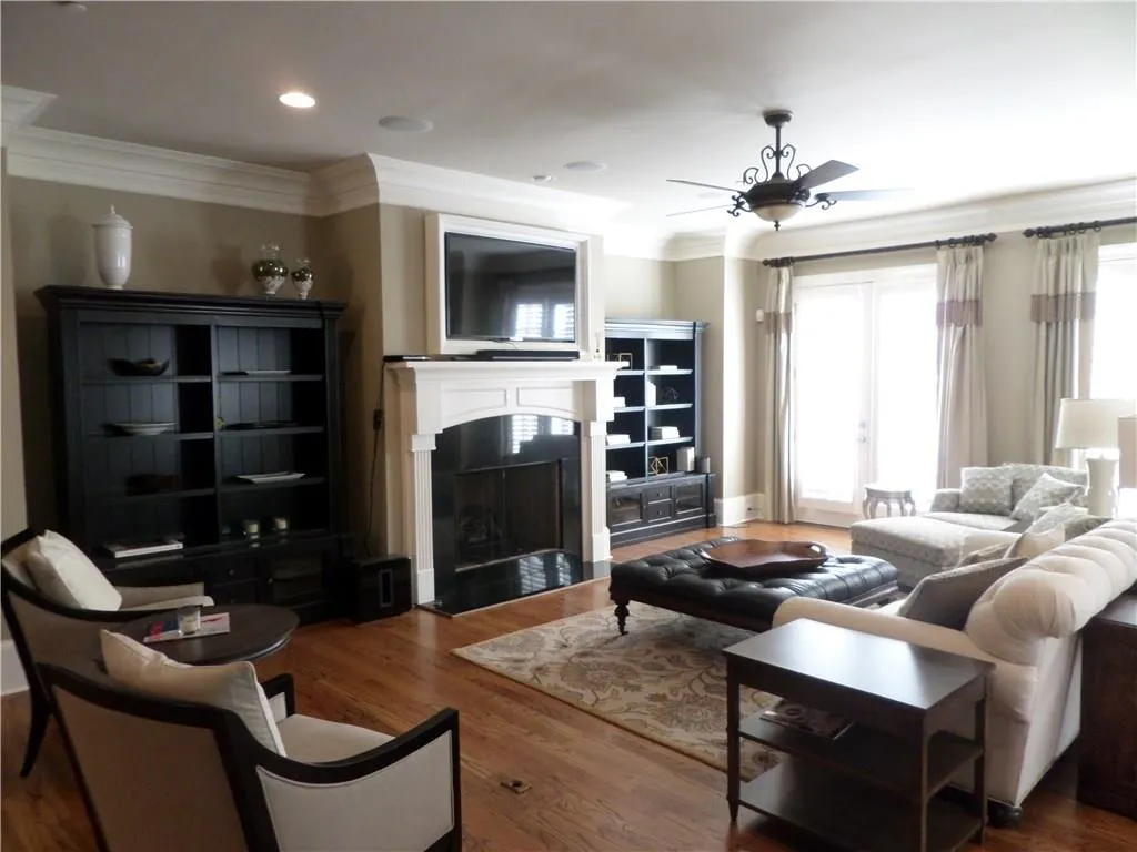 3475 Roxboro Place Unit 8, Atlanta, Georgia 30326, 4 Bedrooms Bedrooms, ,4 BathroomsBathrooms,Residential,Sold,3475 Roxboro Place Unit 8,5849633