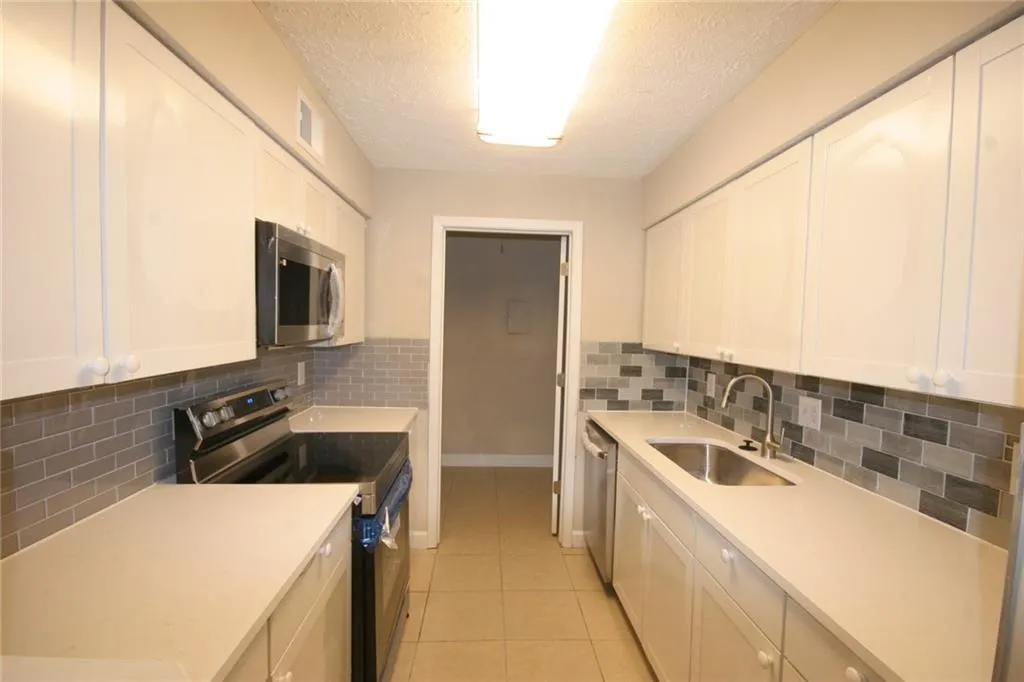 5141 Roswell Road Unit 9, Sandy Springs, Georgia 30342, 2 Bedrooms Bedrooms, ,1 BathroomBathrooms,Residential,Sold,5141 Roswell Road Unit 9,7226564