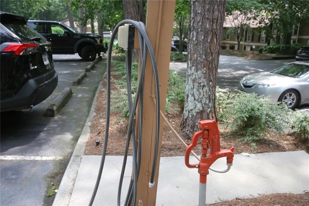 5141 Roswell Road Unit 9, Sandy Springs, Georgia 30342, 2 Bedrooms Bedrooms, ,1 BathroomBathrooms,Residential,Sold,5141 Roswell Road Unit 9,7226564