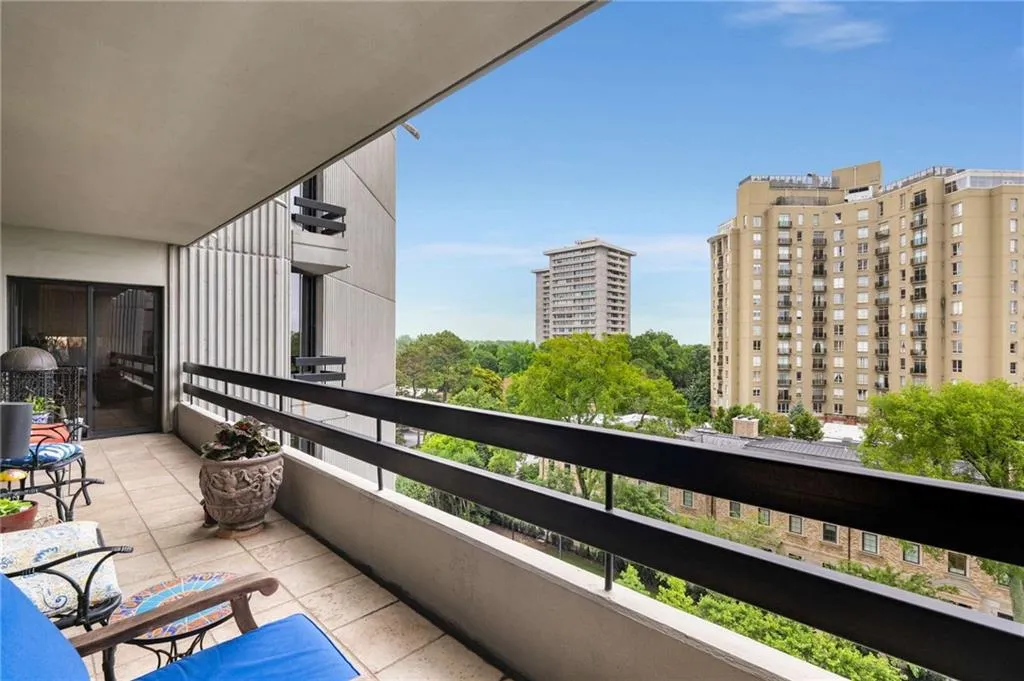 2660 Peachtree Road Nw Unit 10h, Atlanta, Georgia 30305, 1 Bedroom Bedrooms, ,2 BathroomsBathrooms,Residential,For Sale,2660 Peachtree Road Nw Unit 10h,7592736