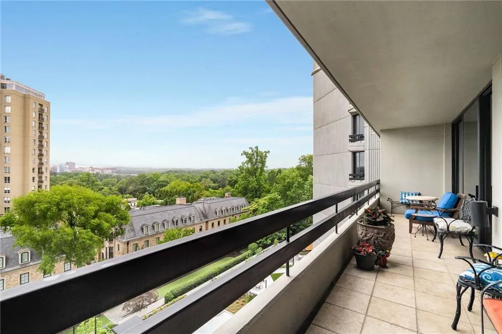 2660 Peachtree Road Nw Unit 10h, Atlanta, Georgia 30305, 1 Bedroom Bedrooms, ,2 BathroomsBathrooms,Residential,For Sale,2660 Peachtree Road Nw Unit 10h,7592736