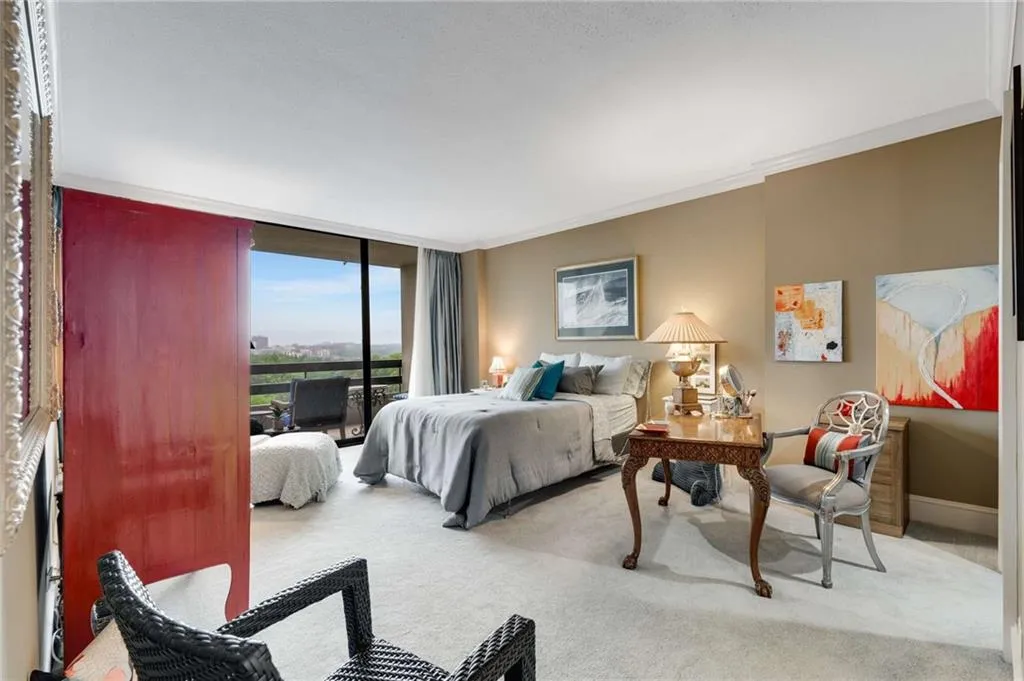 2660 Peachtree Road Nw Unit 10h, Atlanta, Georgia 30305, 1 Bedroom Bedrooms, ,2 BathroomsBathrooms,Residential,For Sale,2660 Peachtree Road Nw Unit 10h,7592736