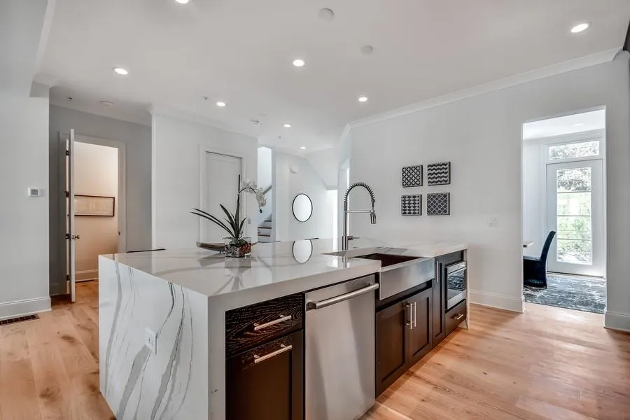126 W Wieuca Road Unit 4, Sandy Springs, Georgia 30342, 3 Bedrooms Bedrooms, ,4 BathroomsBathrooms,Residential,Sold,126 W Wieuca Road Unit 4,6103888