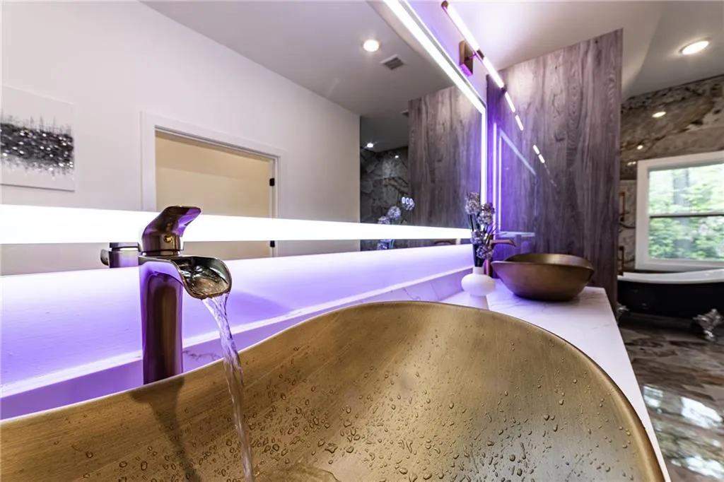 Welcome area with a sink