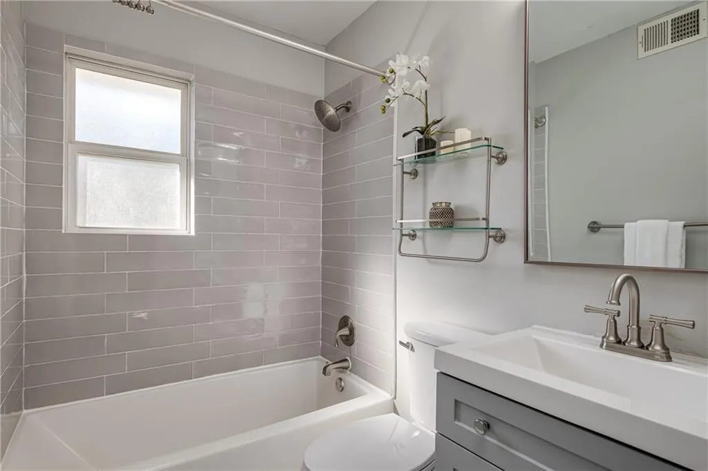 6940 Roswell Road Unit 17c, Sandy Springs, Georgia 30328, 2 Bedrooms Bedrooms, ,1 BathroomBathrooms,Residential,Sold,6940 Roswell Road Unit 17c,6836903