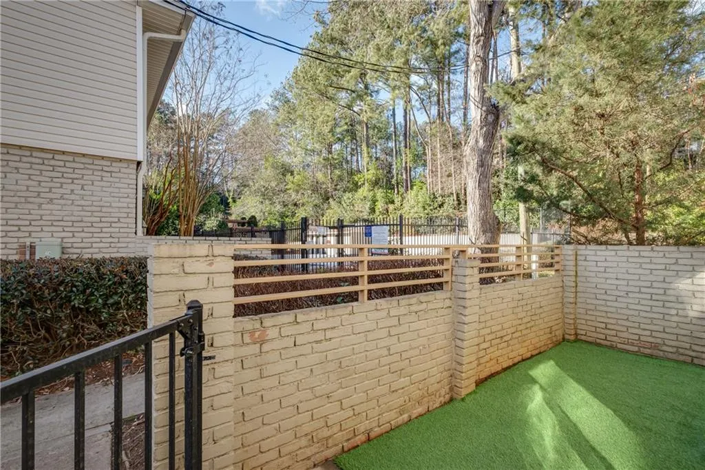 6940 Roswell Road Unit 17c, Sandy Springs, Georgia 30328, 2 Bedrooms Bedrooms, ,1 BathroomBathrooms,Residential,Sold,6940 Roswell Road Unit 17c,6836903