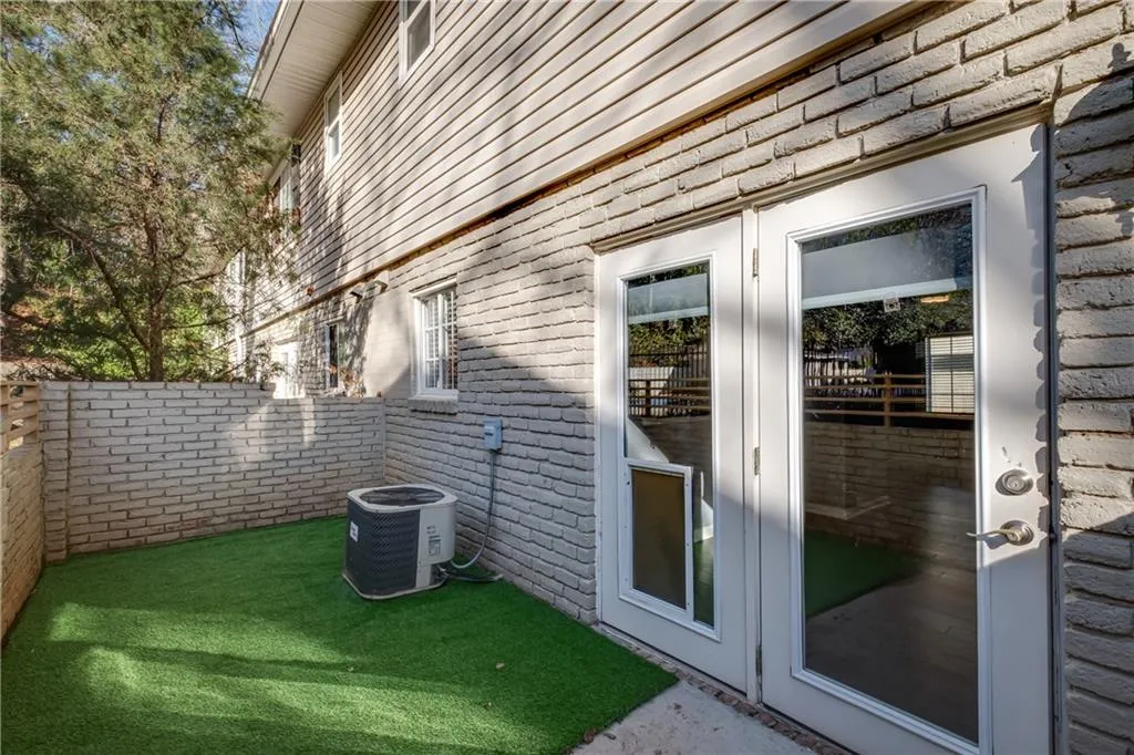 6940 Roswell Road Unit 17c, Sandy Springs, Georgia 30328, 2 Bedrooms Bedrooms, ,1 BathroomBathrooms,Residential,Sold,6940 Roswell Road Unit 17c,6836903