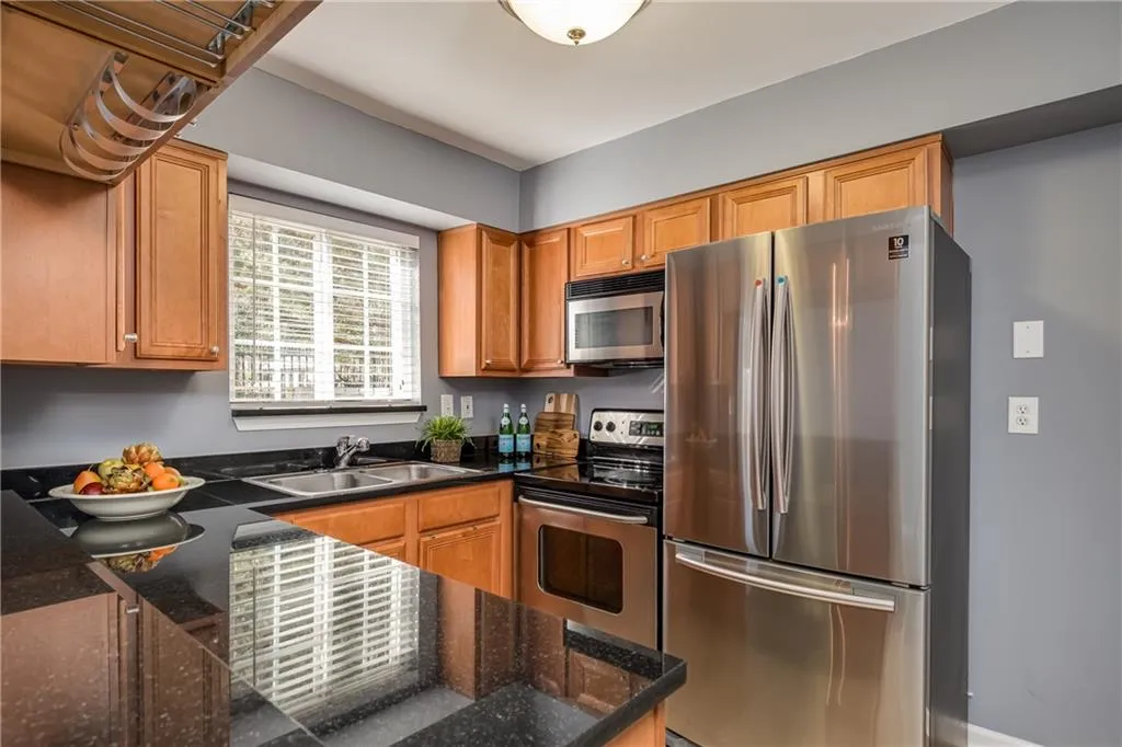 6940 Roswell Road Unit 17c, Sandy Springs, Georgia 30328, 2 Bedrooms Bedrooms, ,1 BathroomBathrooms,Residential,Sold,6940 Roswell Road Unit 17c,6836903