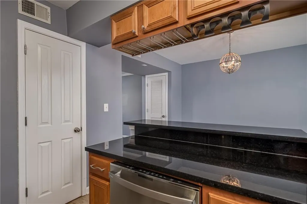 6940 Roswell Road Unit 17c, Sandy Springs, Georgia 30328, 2 Bedrooms Bedrooms, ,1 BathroomBathrooms,Residential,Sold,6940 Roswell Road Unit 17c,6836903