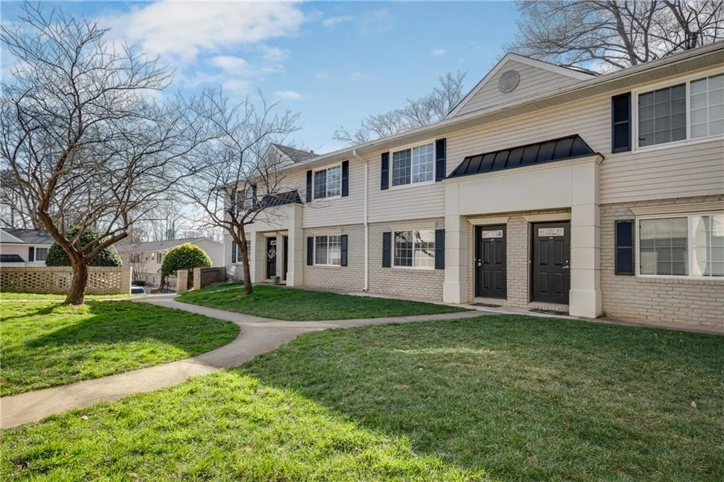 6940 Roswell Road Unit 17c, Sandy Springs, Georgia 30328, 2 Bedrooms Bedrooms, ,1 BathroomBathrooms,Residential,Sold,6940 Roswell Road Unit 17c,6836903