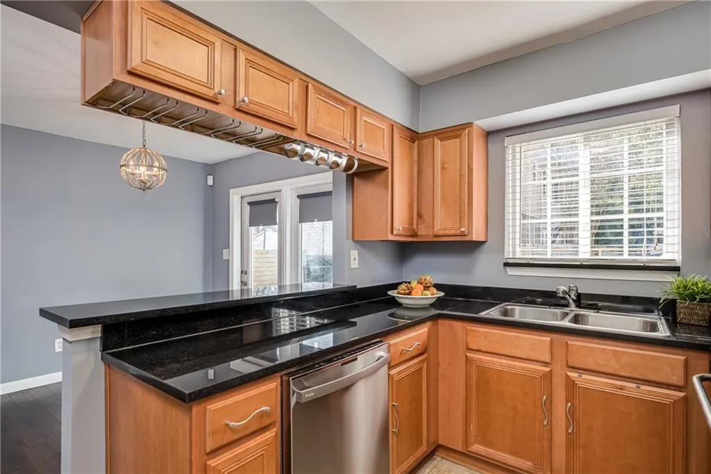 6940 Roswell Road Unit 17c, Sandy Springs, Georgia 30328, 2 Bedrooms Bedrooms, ,1 BathroomBathrooms,Residential,Sold,6940 Roswell Road Unit 17c,6836903