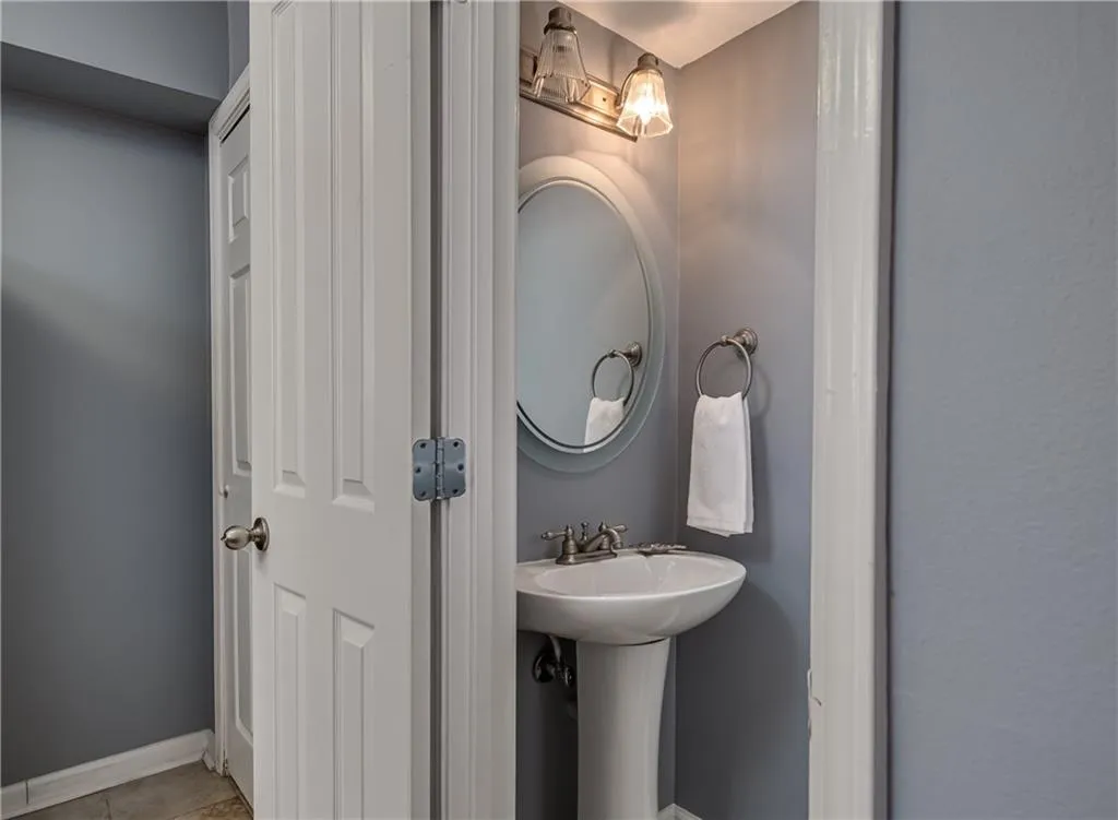 6940 Roswell Road Unit 17c, Sandy Springs, Georgia 30328, 2 Bedrooms Bedrooms, ,1 BathroomBathrooms,Residential,Sold,6940 Roswell Road Unit 17c,6836903