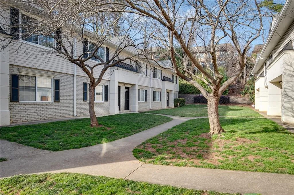 6940 Roswell Road Unit 17c, Sandy Springs, Georgia 30328, 2 Bedrooms Bedrooms, ,1 BathroomBathrooms,Residential,Sold,6940 Roswell Road Unit 17c,6836903