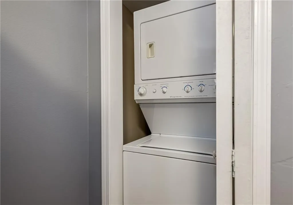 6940 Roswell Road Unit 17c, Sandy Springs, Georgia 30328, 2 Bedrooms Bedrooms, ,1 BathroomBathrooms,Residential,Sold,6940 Roswell Road Unit 17c,6836903