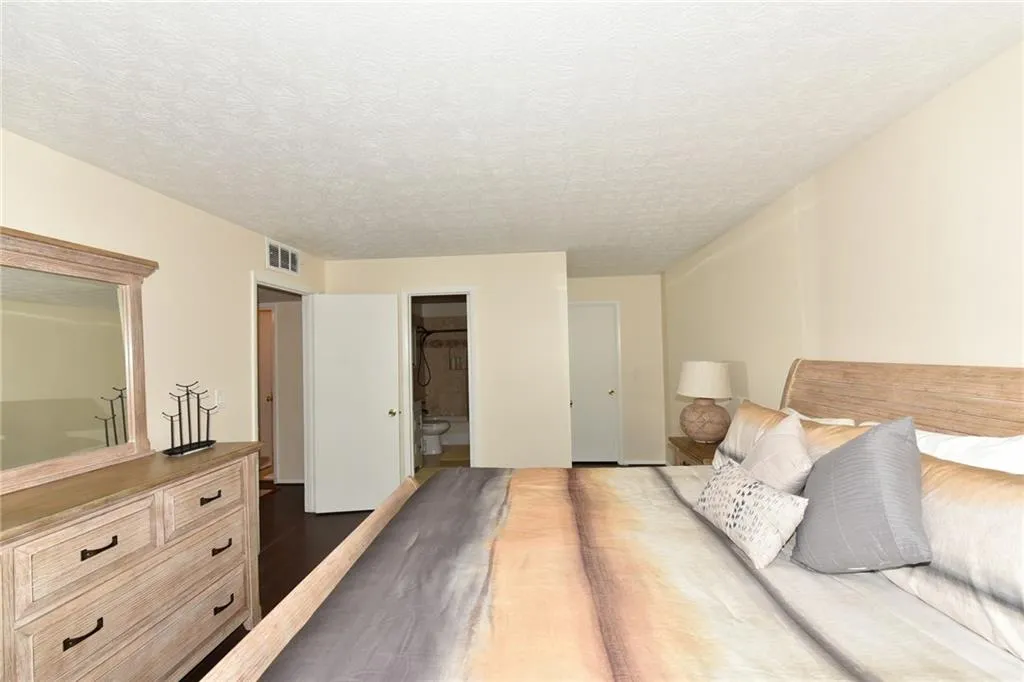 908 Woodcliff Drive Unit 908, Sandy Springs, Georgia 30350, 2 Bedrooms Bedrooms, ,2 BathroomsBathrooms,Residential,Sold,908 Woodcliff Drive Unit 908,6119411