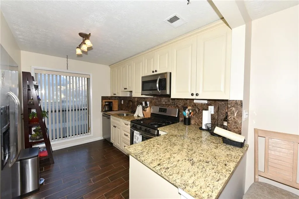 908 Woodcliff Drive Unit 908, Sandy Springs, Georgia 30350, 2 Bedrooms Bedrooms, ,2 BathroomsBathrooms,Residential,Sold,908 Woodcliff Drive Unit 908,6119411