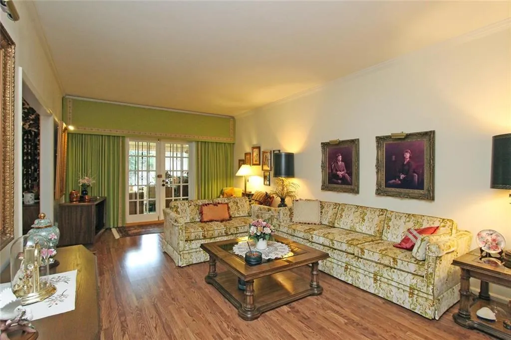 5243 Glenridge Drive, Sandy Springs, Georgia 30342, 3 Bedrooms Bedrooms, ,2 BathroomsBathrooms,Residential,Sold,5243 Glenridge Drive,5705835