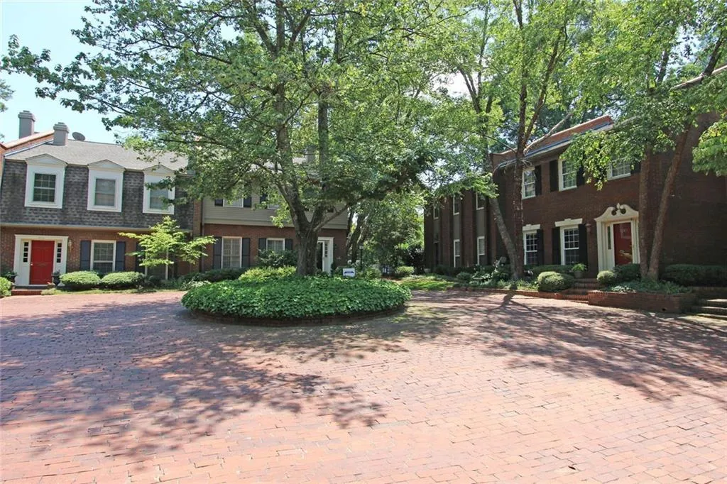 5243 Glenridge Drive, Sandy Springs, Georgia 30342, 3 Bedrooms Bedrooms, ,2 BathroomsBathrooms,Residential,Sold,5243 Glenridge Drive,5705835