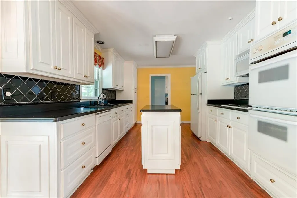 5285 Mount Vernon Parkway Nw, Atlanta, Georgia 30327, 4 Bedrooms Bedrooms, ,2 BathroomsBathrooms,Residential,Sold,5285 Mount Vernon Parkway Nw,6808053