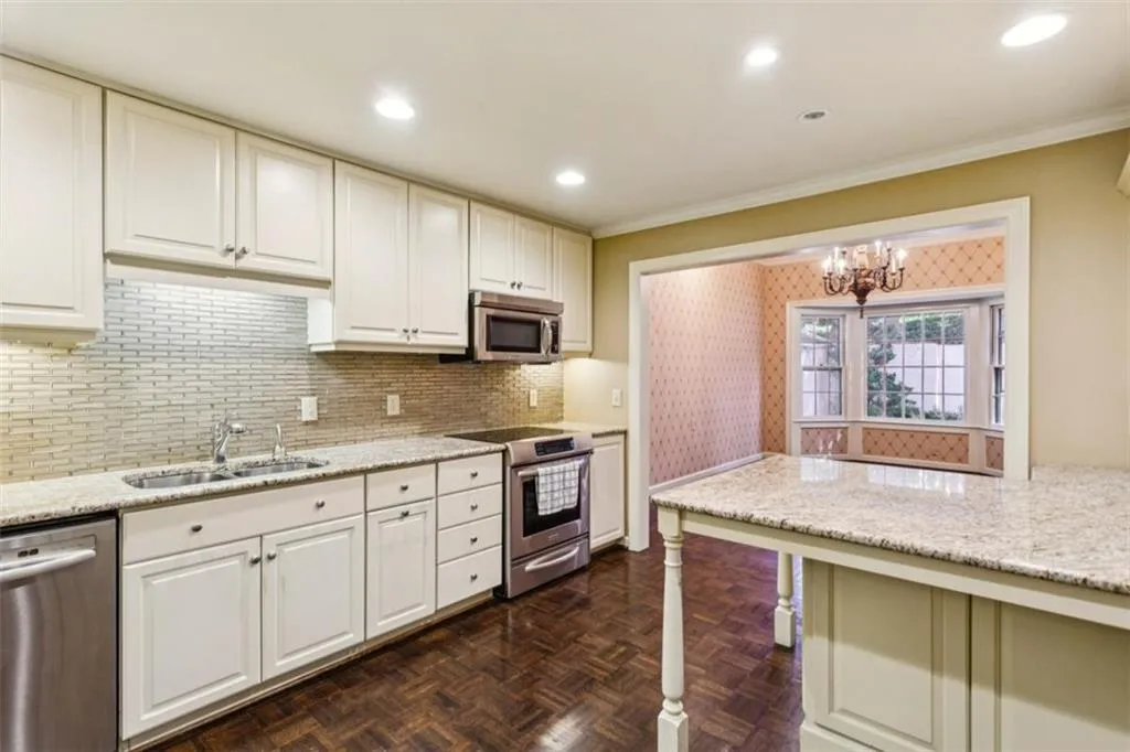 19 Mooregate Square Unit 19, Atlanta, Georgia 30327, 3 Bedrooms Bedrooms, ,2 BathroomsBathrooms,Residential,For Sale,19 Mooregate Square Unit 19,7678659