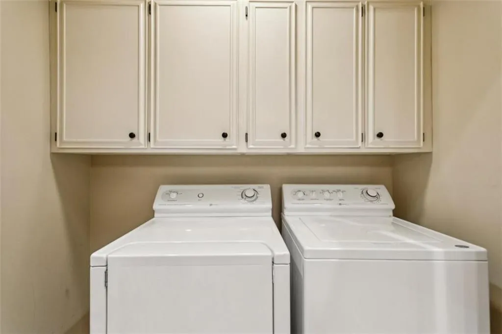 19 Mooregate Square Unit 19, Atlanta, Georgia 30327, 3 Bedrooms Bedrooms, ,2 BathroomsBathrooms,Residential,For Sale,19 Mooregate Square Unit 19,7678659