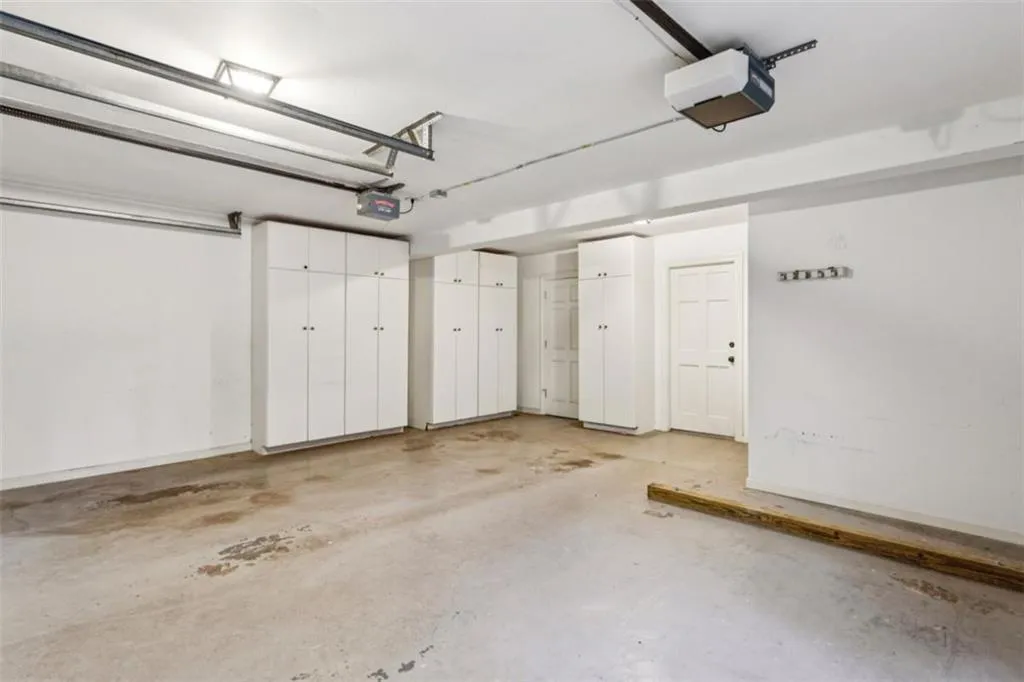 19 Mooregate Square Unit 19, Atlanta, Georgia 30327, 3 Bedrooms Bedrooms, ,2 BathroomsBathrooms,Residential,For Sale,19 Mooregate Square Unit 19,7678659