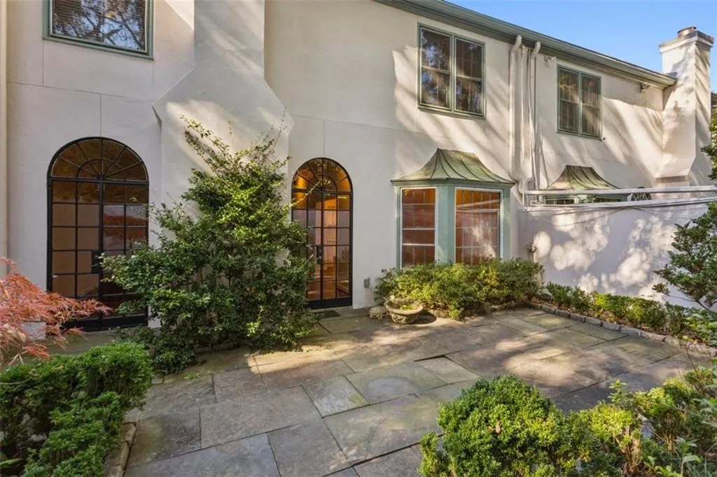 19 Mooregate Square Unit 19, Atlanta, Georgia 30327, 3 Bedrooms Bedrooms, ,2 BathroomsBathrooms,Residential,For Sale,19 Mooregate Square Unit 19,7678659