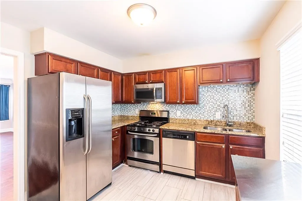 6980 Roswell Road Unit A4, Atlanta, Georgia 30328, 3 Bedrooms Bedrooms, ,2 BathroomsBathrooms,Residential,Sold,6980 Roswell Road Unit A4,6986744