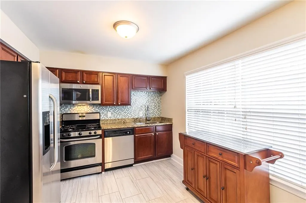 6980 Roswell Road Unit A4, Atlanta, Georgia 30328, 3 Bedrooms Bedrooms, ,2 BathroomsBathrooms,Residential,Sold,6980 Roswell Road Unit A4,6986744