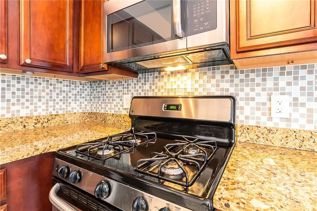 6980 Roswell Road Unit A4, Atlanta, Georgia 30328, 3 Bedrooms Bedrooms, ,2 BathroomsBathrooms,Residential,Sold,6980 Roswell Road Unit A4,6986744