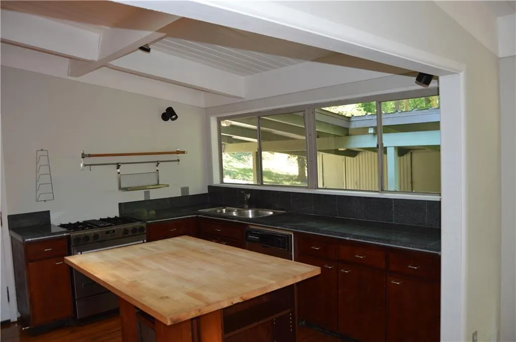 6408 Cherry Tree Lane, Sandy Springs, Georgia 30328, 3 Bedrooms Bedrooms, ,3 BathroomsBathrooms,Residential,Sold,6408 Cherry Tree Lane,5711128