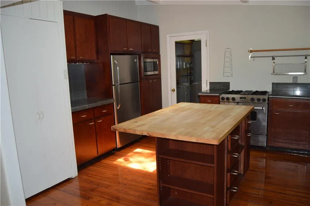 6408 Cherry Tree Lane, Sandy Springs, Georgia 30328, 3 Bedrooms Bedrooms, ,3 BathroomsBathrooms,Residential,Sold,6408 Cherry Tree Lane,5711128