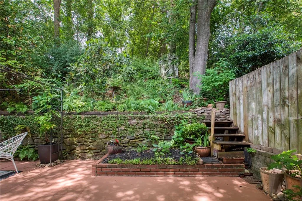 5700 Chemin De Vie, Sandy Springs, Georgia 30342, 3 Bedrooms Bedrooms, ,2 BathroomsBathrooms,Residential,Sold,5700 Chemin De Vie,7217461