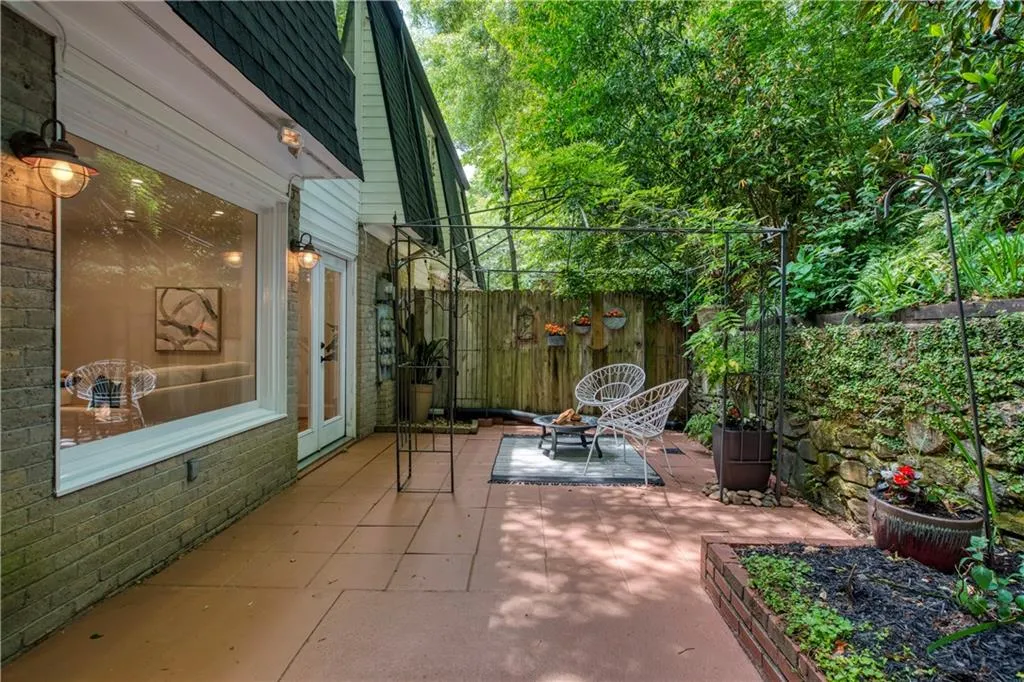 5700 Chemin De Vie, Sandy Springs, Georgia 30342, 3 Bedrooms Bedrooms, ,2 BathroomsBathrooms,Residential,Sold,5700 Chemin De Vie,7217461