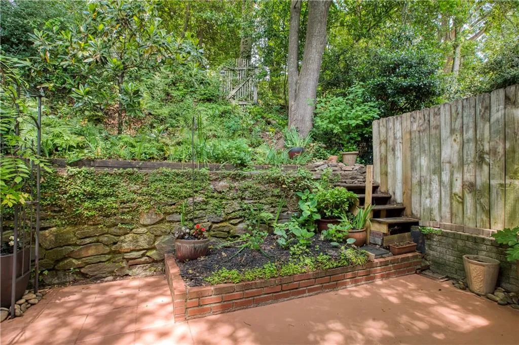 5700 Chemin De Vie, Sandy Springs, Georgia 30342, 3 Bedrooms Bedrooms, ,2 BathroomsBathrooms,Residential,Sold,5700 Chemin De Vie,7217461