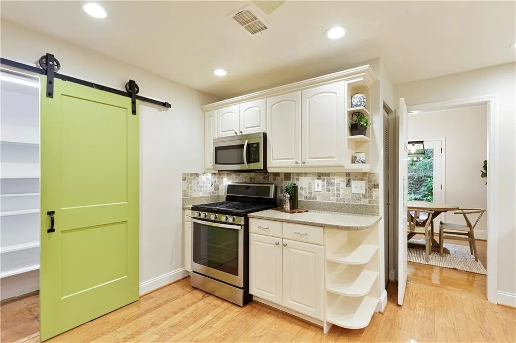 5700 Chemin De Vie, Sandy Springs, Georgia 30342, 3 Bedrooms Bedrooms, ,2 BathroomsBathrooms,Residential,Sold,5700 Chemin De Vie,7217461