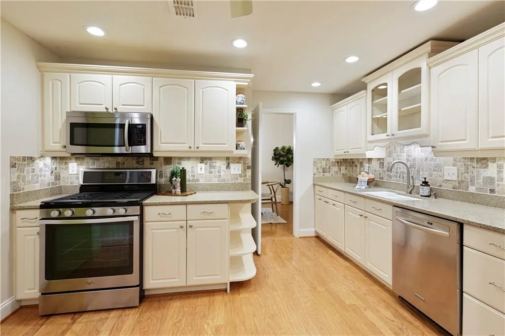 5700 Chemin De Vie, Sandy Springs, Georgia 30342, 3 Bedrooms Bedrooms, ,2 BathroomsBathrooms,Residential,Sold,5700 Chemin De Vie,7217461