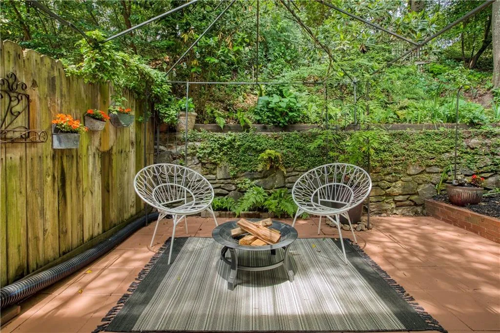 5700 Chemin De Vie, Sandy Springs, Georgia 30342, 3 Bedrooms Bedrooms, ,2 BathroomsBathrooms,Residential,Sold,5700 Chemin De Vie,7217461