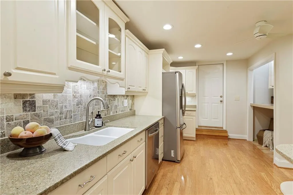 5700 Chemin De Vie, Sandy Springs, Georgia 30342, 3 Bedrooms Bedrooms, ,2 BathroomsBathrooms,Residential,Sold,5700 Chemin De Vie,7217461