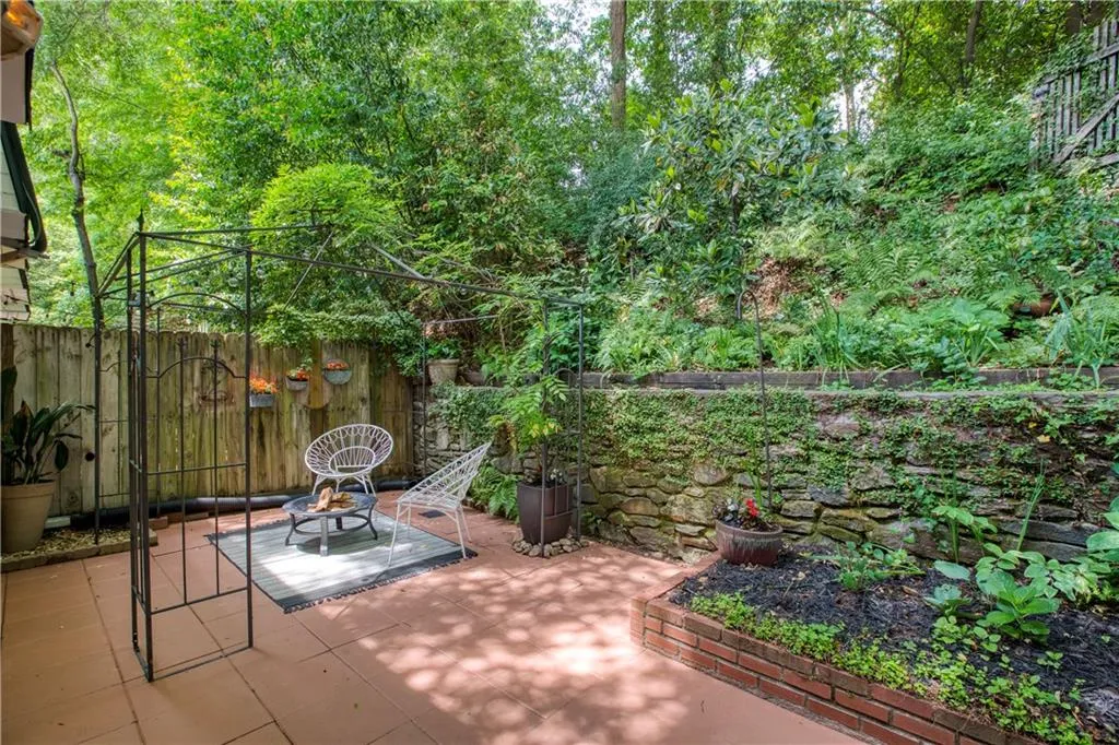 5700 Chemin De Vie, Sandy Springs, Georgia 30342, 3 Bedrooms Bedrooms, ,2 BathroomsBathrooms,Residential,Sold,5700 Chemin De Vie,7217461