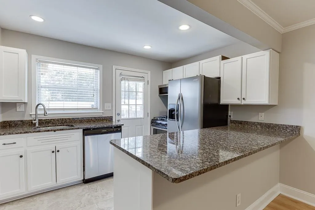 4282 Roswell Road Ne Unit D2, Atlanta, Georgia 30342, 2 Bedrooms Bedrooms, 0 ,2 BathroomsBathrooms,Residential,For Sale,4282 Roswell Road Ne Unit D2,7695568