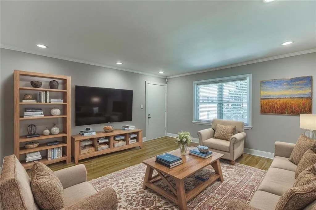 This photo has been virtually staged.