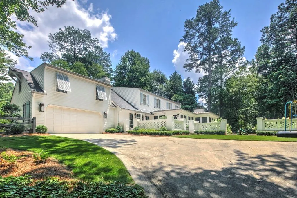 6190 Heards Creek Drive, Sandy Springs, Georgia 30328, 6 Bedrooms Bedrooms, ,4 BathroomsBathrooms,Residential,Sold,6190 Heards Creek Drive,5878854