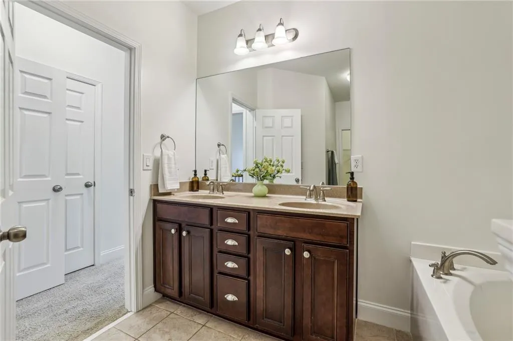 1986 Cobblestone Circle Ne, Atlanta, Georgia 30319, 2 Bedrooms Bedrooms, ,2 BathroomsBathrooms,Residential,For Sale,1986 Cobblestone Circle Ne,7599073