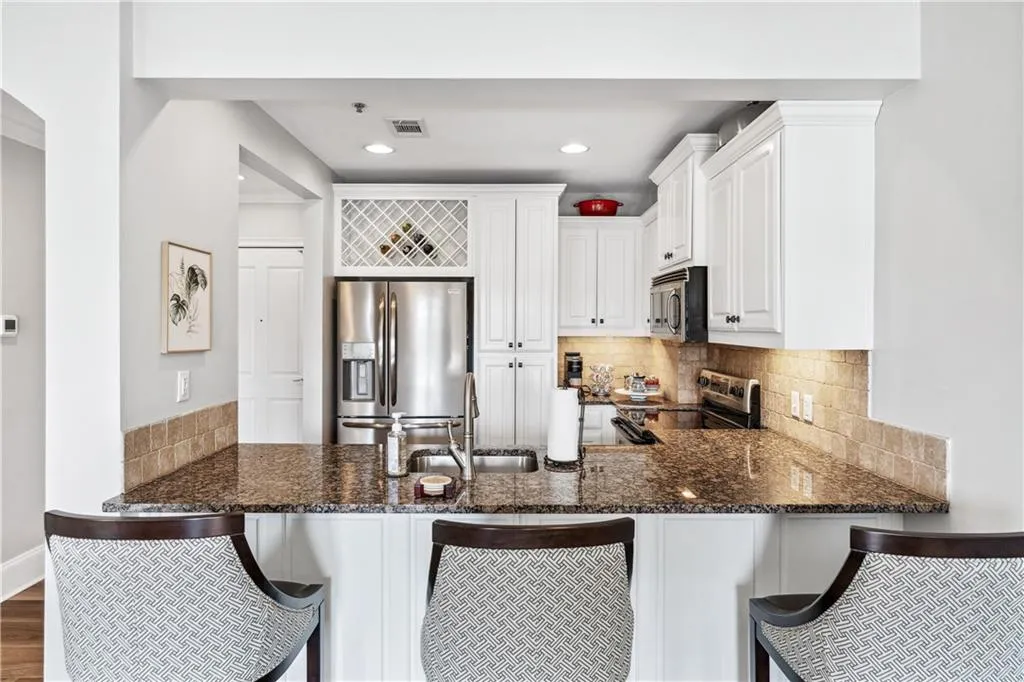 2277 Peachtree Road Ne Unit 407, Atlanta, Georgia 30309, 2 Bedrooms Bedrooms, ,2 BathroomsBathrooms,Residential,For Sale,2277 Peachtree Road Ne Unit 407,7610275