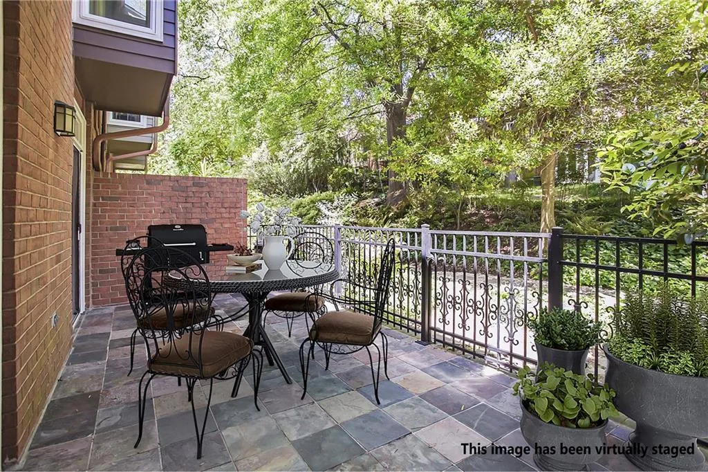 17 Willow Glen Ne Unit 17, Atlanta, Georgia 30342, 3 Bedrooms Bedrooms, ,2 BathroomsBathrooms,Residential,Sold,17 Willow Glen Ne Unit 17,6718297
