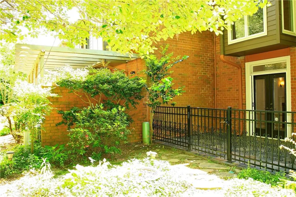 17 Willow Glen Ne Unit 17, Atlanta, Georgia 30342, 3 Bedrooms Bedrooms, ,2 BathroomsBathrooms,Residential,Sold,17 Willow Glen Ne Unit 17,6718297