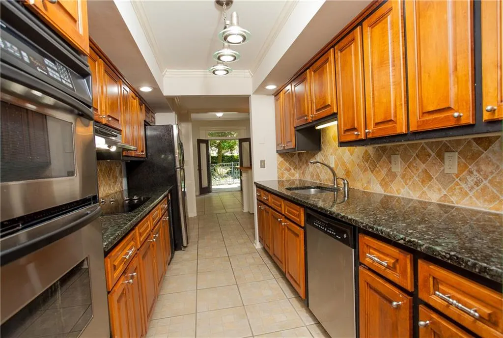 17 Willow Glen Ne Unit 17, Atlanta, Georgia 30342, 3 Bedrooms Bedrooms, ,2 BathroomsBathrooms,Residential,Sold,17 Willow Glen Ne Unit 17,6718297