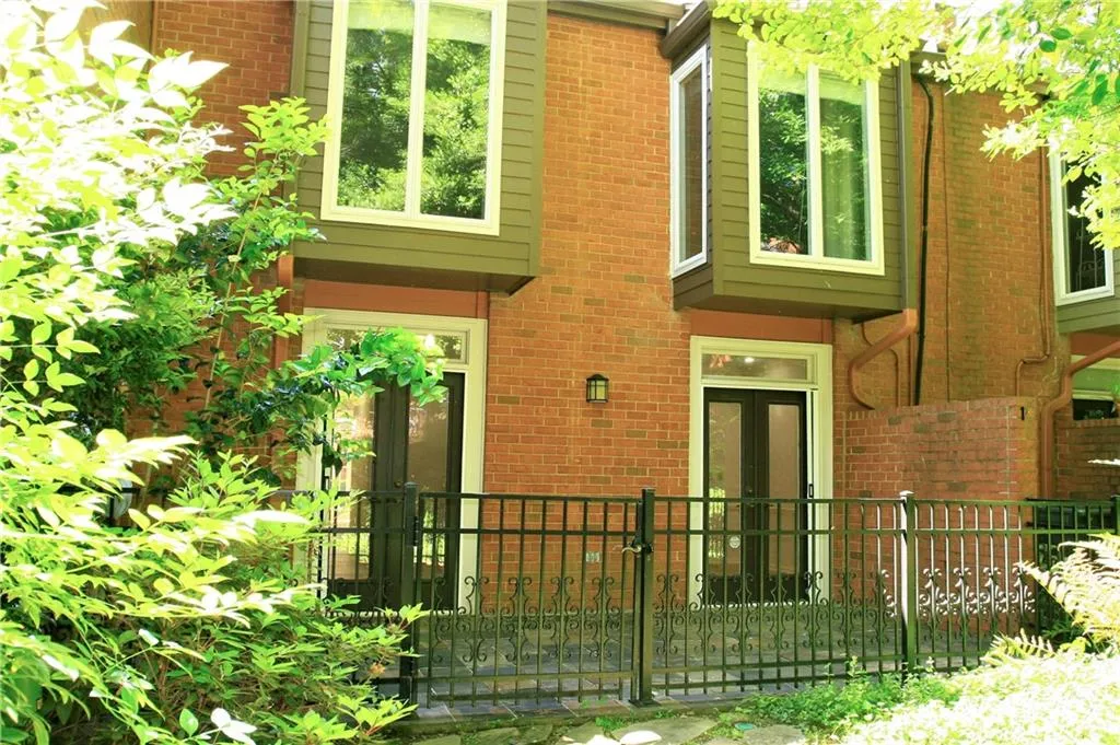 17 Willow Glen Ne Unit 17, Atlanta, Georgia 30342, 3 Bedrooms Bedrooms, ,2 BathroomsBathrooms,Residential,Sold,17 Willow Glen Ne Unit 17,6718297