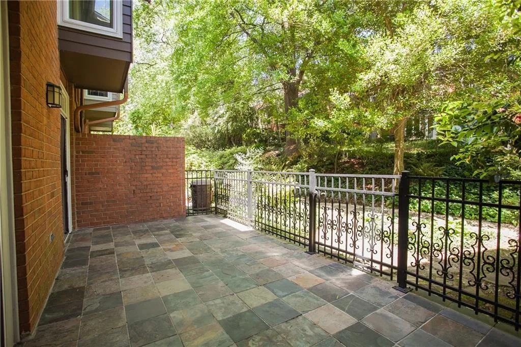 17 Willow Glen Ne Unit 17, Atlanta, Georgia 30342, 3 Bedrooms Bedrooms, ,2 BathroomsBathrooms,Residential,Sold,17 Willow Glen Ne Unit 17,6718297